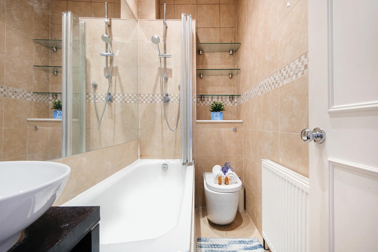 Bright Gratton Road Apartment London Kültér fotó